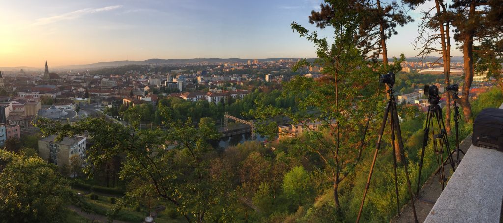 Trei aparate stau la panda in Cluj pentru rasaritul de soare.